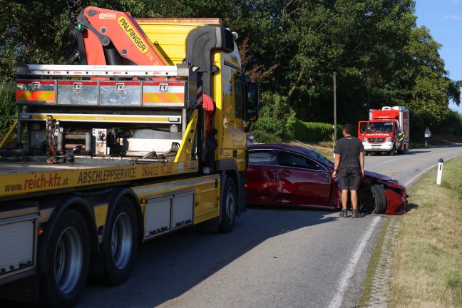 Schwerer Verkehrsunfall mit Fahrzeugberschlag bei Taiskirchen im Innkreis fordert einen Verletzten