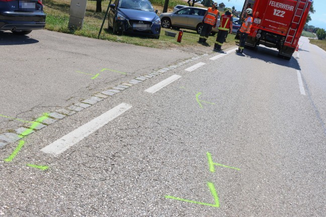 Aufrumarbeiten durch Feuerwehr nach Streifkollision in Buchkirchen