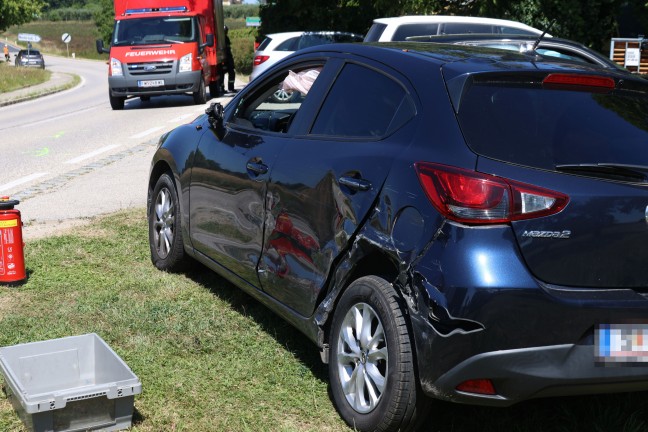Aufrumarbeiten durch Feuerwehr nach Streifkollision in Buchkirchen