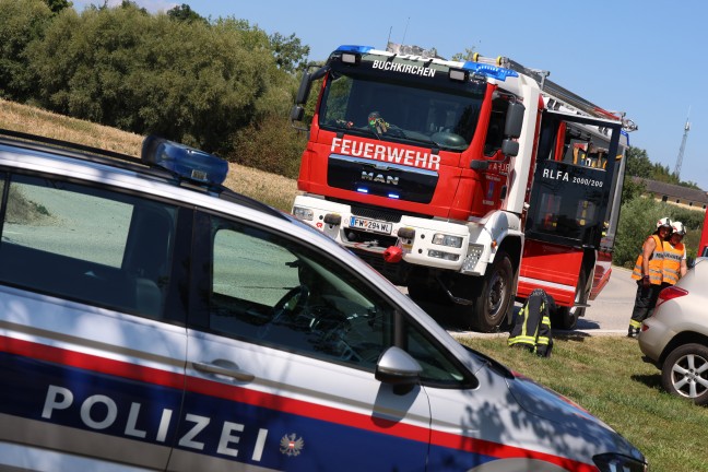 Aufrumarbeiten durch Feuerwehr nach Streifkollision in Buchkirchen