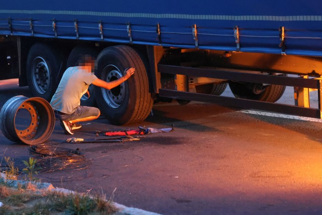 Brand eines LKW-Reifens lste Einsatz dreier Feuerwehren auf Innkreisautobahn bei Krenglbach aus