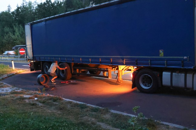 Brand eines LKW-Reifens lste Einsatz dreier Feuerwehren auf Innkreisautobahn bei Krenglbach aus