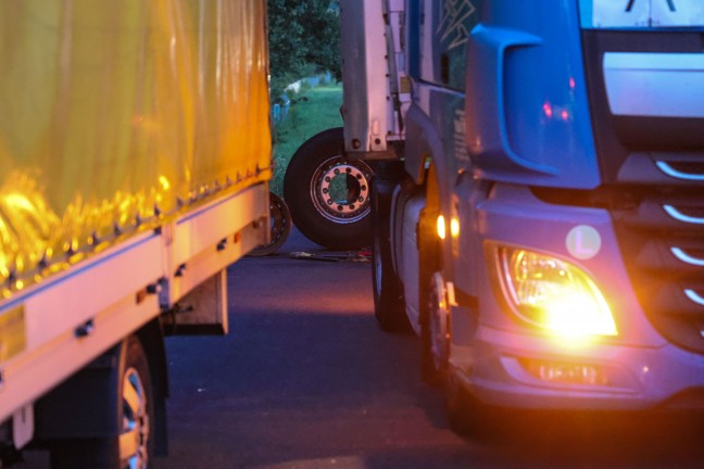 Brand eines LKW-Reifens lste Einsatz dreier Feuerwehren auf Innkreisautobahn bei Krenglbach aus