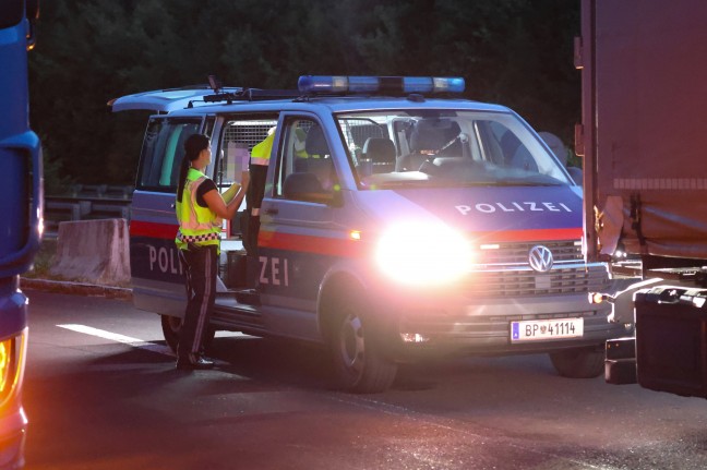 Brand eines LKW-Reifens lste Einsatz dreier Feuerwehren auf Innkreisautobahn bei Krenglbach aus