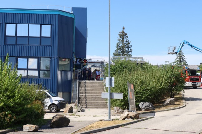 Personenrettung in Wels-Neustadt: Arbeiter st�rzte innerhalb einer Leuchtreklame aus gr��erer H�he ab