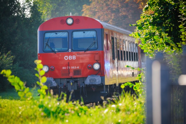 Personenrettung: Person in Braunau am Inn von Regionalzug erfasst und schwer verletzt