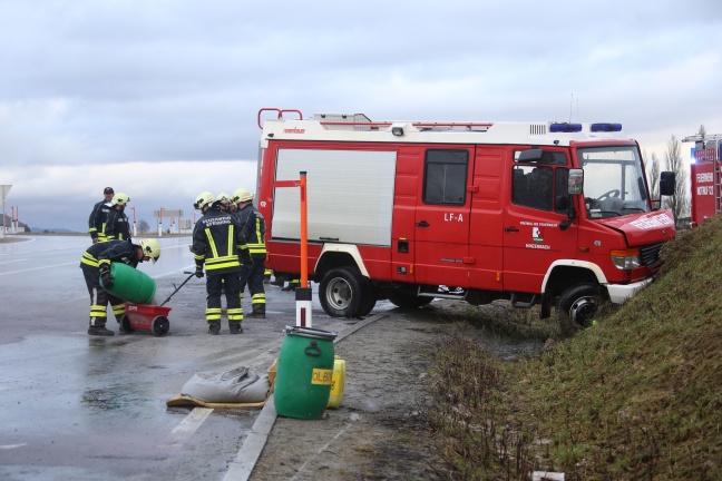 Kraneinsatz nach Verkehrsunfall zwischen PKW und Feuerwehrfahrzeug in Eferding