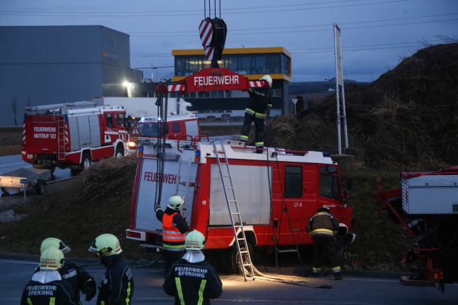 Kraneinsatz nach Verkehrsunfall zwischen PKW und Feuerwehrfahrzeug in Eferding