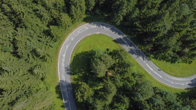 Tdlicher Motorradunfall: 49-Jhriger prallte bei Altmnster in einer Kehre mit Kopf gegen Baum