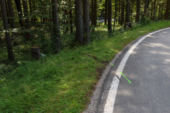 Tdlicher Motorradunfall: 49-Jhriger prallte bei Altmnster in einer Kehre mit Kopf gegen Baum