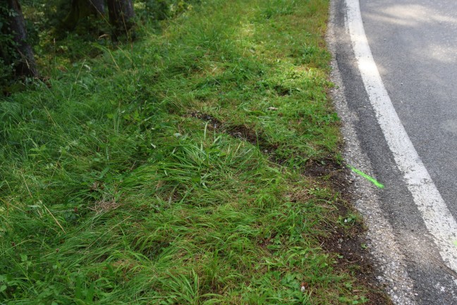 Tdlicher Motorradunfall: 49-Jhriger prallte bei Altmnster in einer Kehre mit Kopf gegen Baum