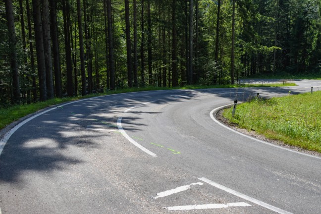 Tdlicher Motorradunfall: 49-Jhriger prallte bei Altmnster in einer Kehre mit Kopf gegen Baum