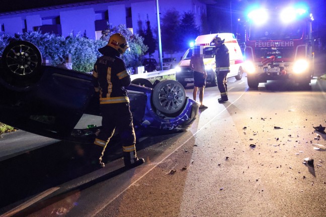 Autoberschlag nach heftiger Kollision mit parkendem PKW in Wels-Pernau