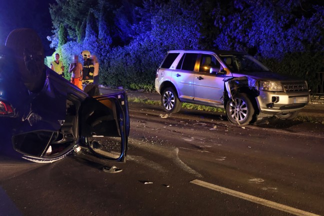 Autoberschlag nach heftiger Kollision mit parkendem PKW in Wels-Pernau