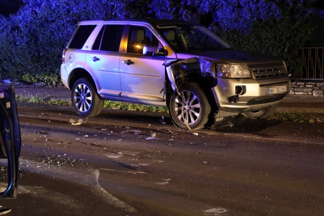 Autoberschlag nach heftiger Kollision mit parkendem PKW in Wels-Pernau