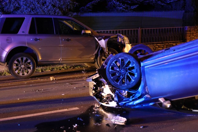 Autoberschlag nach heftiger Kollision mit parkendem PKW in Wels-Pernau