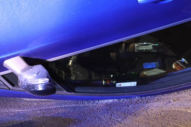 Autoberschlag nach heftiger Kollision mit parkendem PKW in Wels-Pernau