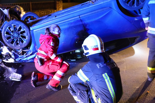 Autoberschlag nach heftiger Kollision mit parkendem PKW in Wels-Pernau