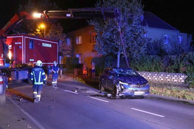 Autoberschlag nach heftiger Kollision mit parkendem PKW in Wels-Pernau