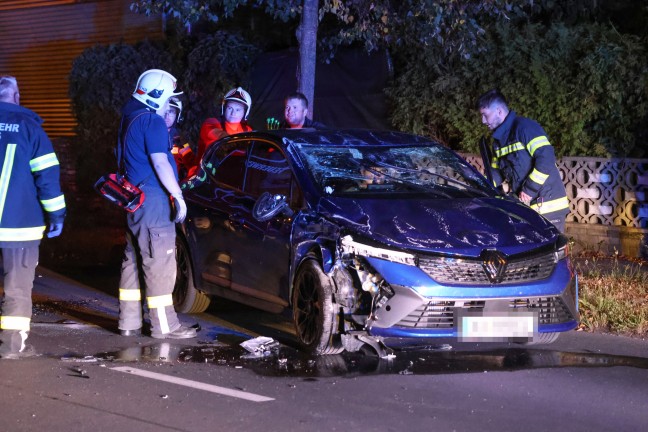 Autoberschlag nach heftiger Kollision mit parkendem PKW in Wels-Pernau