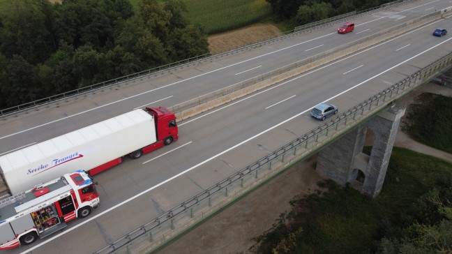 Aufräumarbeiten nach Verkehrsunfall auf Autobahnbrücke bei Eberstalzell