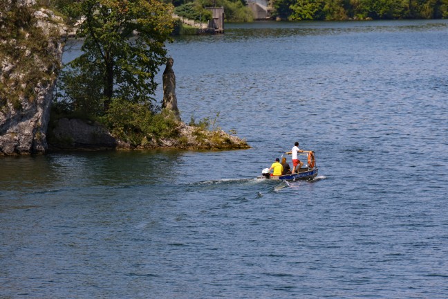 Schwerer Tauchunfall: Groeinsatz bei Suche nach vermisstem Taucher im Traunsee bei Traunkirchen
