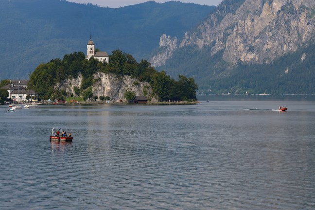 Schwerer Tauchunfall: Groeinsatz bei Suche nach vermisstem Taucher im Traunsee bei Traunkirchen