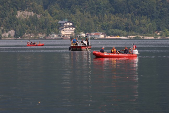 Schwerer Tauchunfall: Groeinsatz bei Suche nach vermisstem Taucher im Traunsee bei Traunkirchen