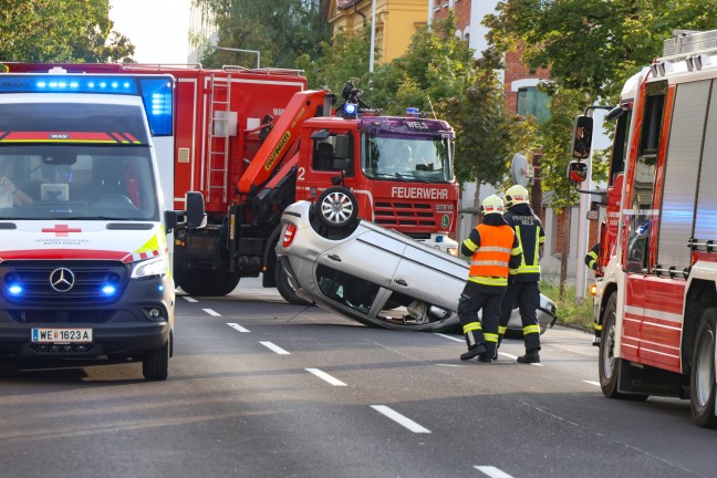 Auto nach Kollision mit Baum auf Wiener Stra�e in Wels-Pernau �berschlagen