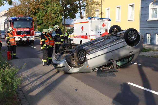 Auto nach Kollision mit Baum auf Wiener Stra�e in Wels-Pernau �berschlagen