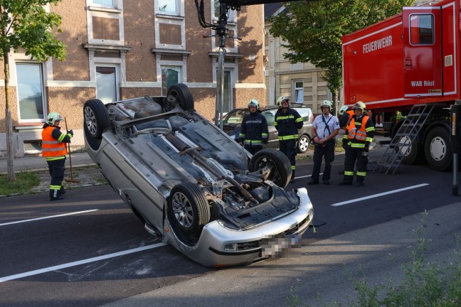 Auto nach Kollision mit Baum auf Wiener Stra�e in Wels-Pernau �berschlagen