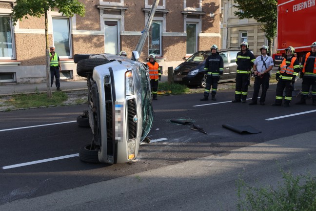 Auto nach Kollision mit Baum auf Wiener Stra�e in Wels-Pernau �berschlagen