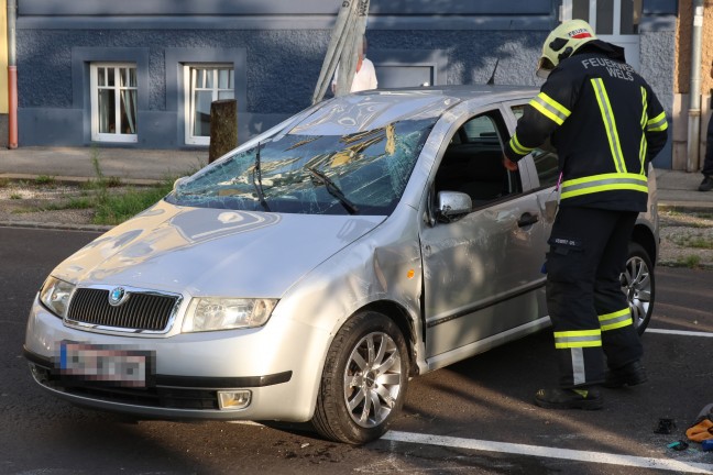 Auto nach Kollision mit Baum auf Wiener Stra�e in Wels-Pernau �berschlagen