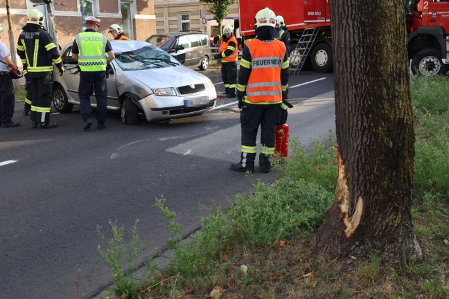 Auto nach Kollision mit Baum auf Wiener Stra�e in Wels-Pernau �berschlagen