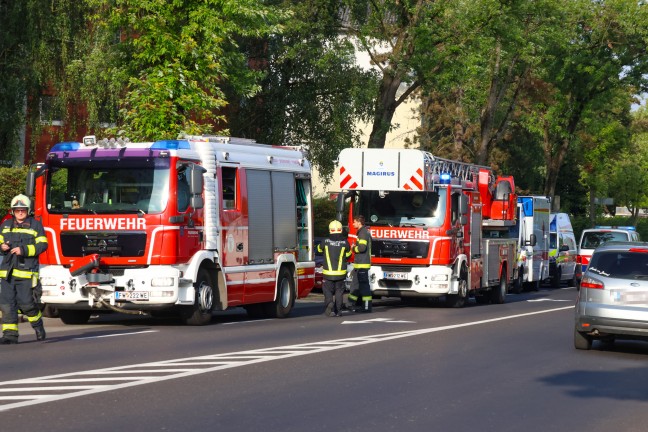 Tdliche Brandverletzungen: Einsatzkrfte nach Brand in einer Wohnung in Wels-Lichtenegg im Einsatz