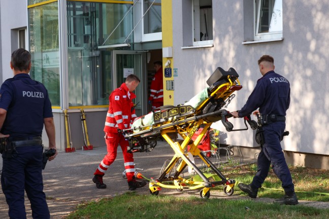 Tdliche Brandverletzungen: Einsatzkrfte nach Brand in einer Wohnung in Wels-Lichtenegg im Einsatz