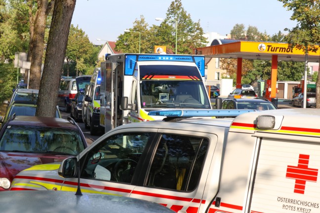Tdliche Brandverletzungen: Einsatzkrfte nach Brand in einer Wohnung in Wels-Lichtenegg im Einsatz