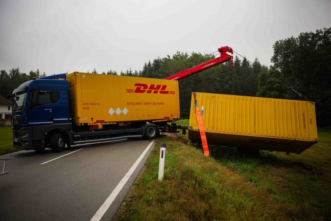 LKW-Bergung: Anhnger auf Mauerkirchener Strae bei Moosbach umgestrzt