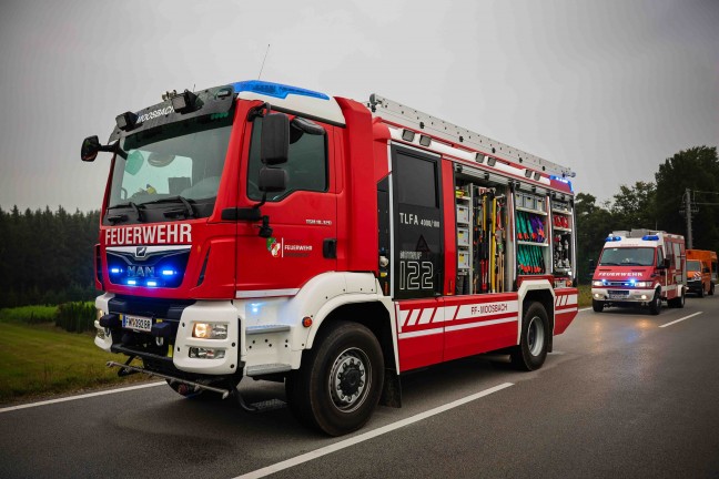 LKW-Bergung: Anhnger auf Mauerkirchener Strae bei Moosbach umgestrzt