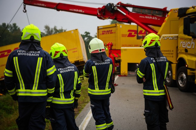 LKW-Bergung: Anhnger auf Mauerkirchener Strae bei Moosbach umgestrzt