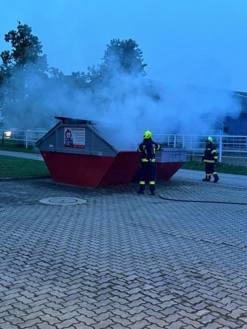Brand eines Abfallcontainers in Ohlsdorf von Einsatzkrften der Feuerwehr schnell gelscht