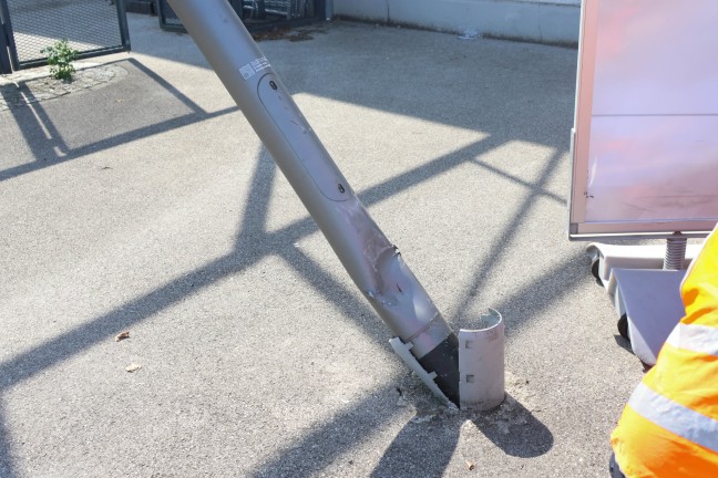 Stra�enlaterne in Wels-Lichtenegg drohte nach offensichtlichem Unfall umzust�rzen