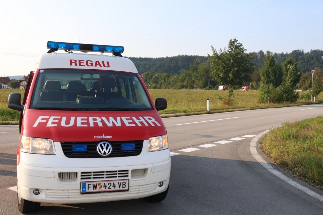 Unter LKW eingeklemmt: E-Scooter-Lenker (14) bei Unfall auf Kreuzung in Regau schwer verletzt