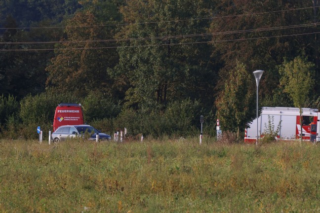 Unter LKW eingeklemmt: E-Scooter-Lenker (14) bei Unfall auf Kreuzung in Regau schwer verletzt