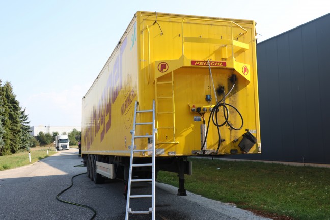 Brand im Sattelauflieger: Feuerwehr eskortierte rauchenden LKW in Wels zu Abfallunternehmen