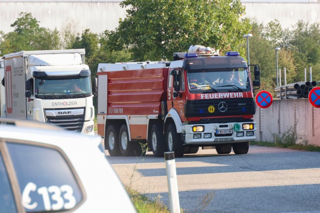 Brand im Sattelauflieger: Feuerwehr eskortierte rauchenden LKW in Wels zu Abfallunternehmen