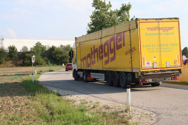 Brand im Sattelauflieger: Feuerwehr eskortierte rauchenden LKW in Wels zu Abfallunternehmen