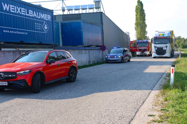 Brand im Sattelauflieger: Feuerwehr eskortierte rauchenden LKW in Wels zu Abfallunternehmen