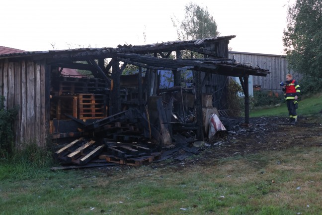 Neun Feuerwehren bei Brand in einem Lagerschuppen samt Werksttte in Kopfing im Innkreis im Einsatz