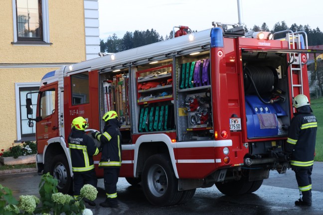 Neun Feuerwehren bei Brand in einem Lagerschuppen samt Werksttte in Kopfing im Innkreis im Einsatz